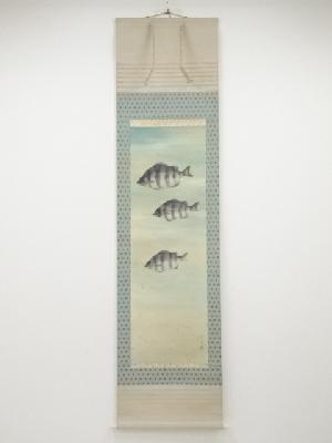 羽田晃雅筆　游魚図　肉筆絹本掛軸（共箱）